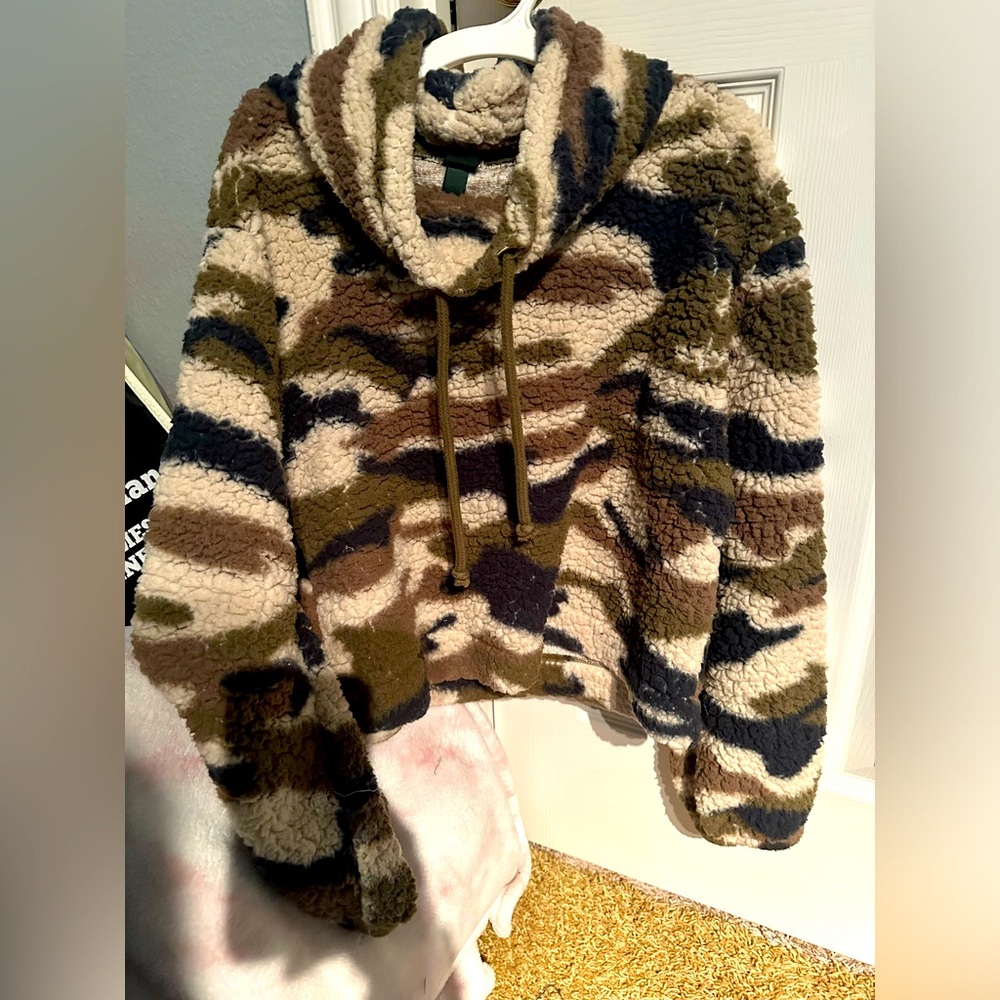 Cropped Camouflage Cowl Neck Sherpa Sweatshirt small Wild Fable